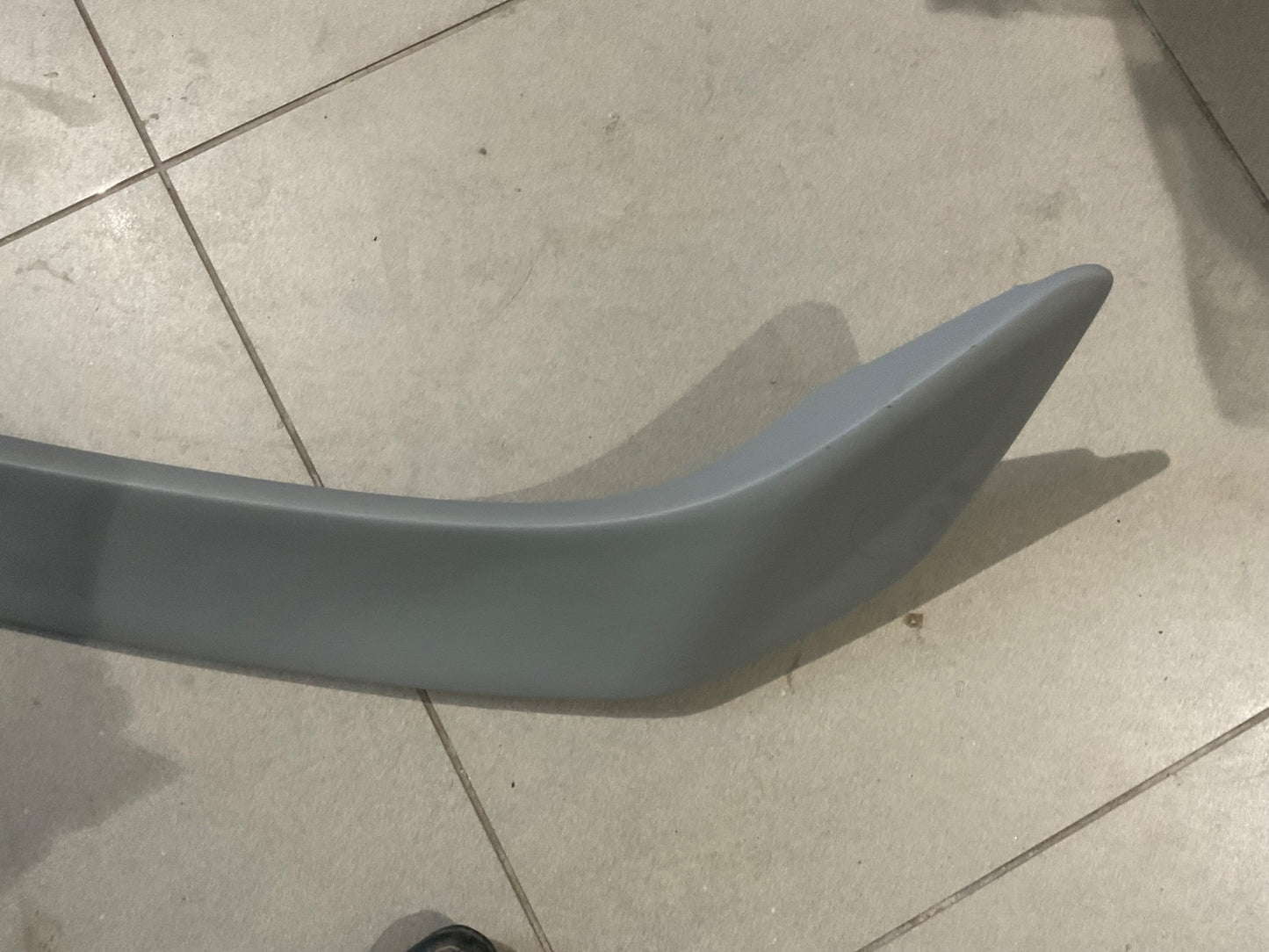 Universal Fiber Spoiler – Sporty Rear Wing for All Car Models