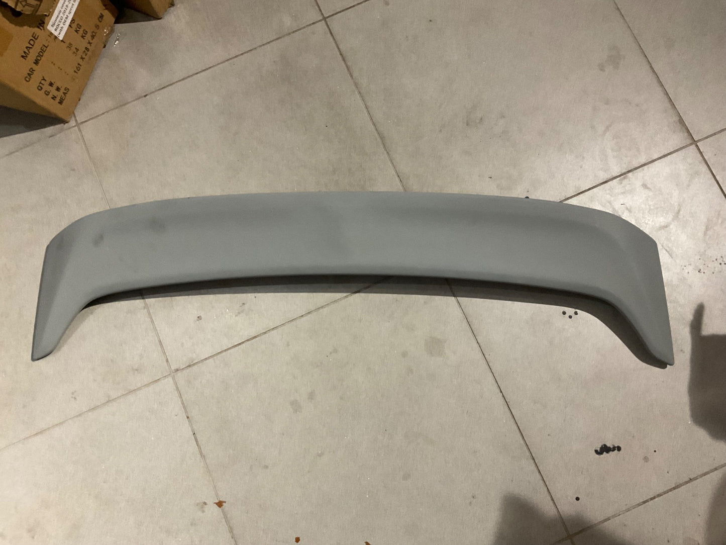 Universal fiber car roof spoiler with a sleek, aerodynamic design for enhancing car style and performance.