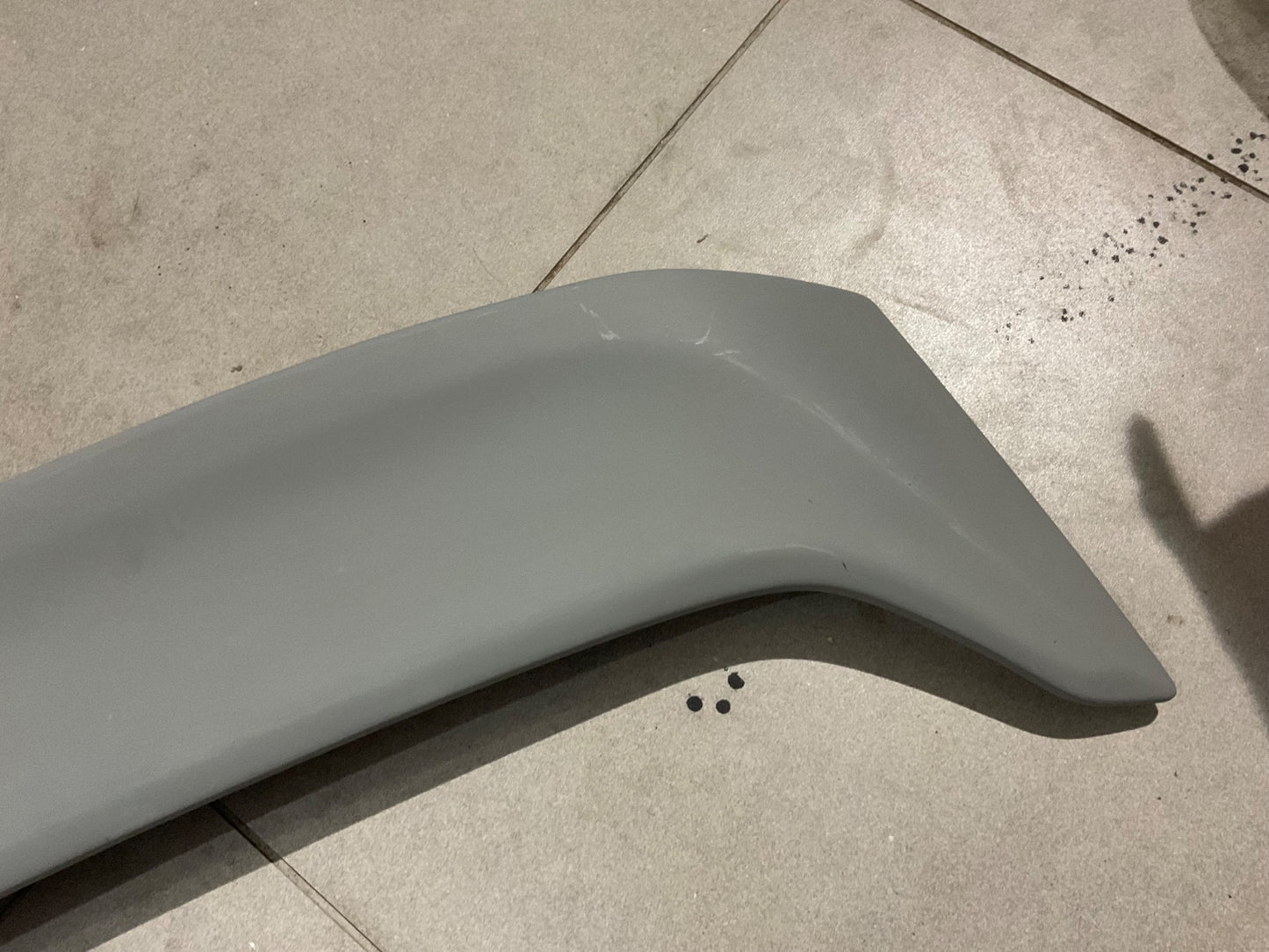 Universal fiber car roof spoiler with a sleek, aerodynamic design for enhancing car style and performance.