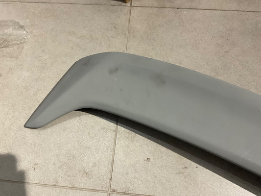 Universal fiber car roof spoiler with a sleek, aerodynamic design for enhancing car style and performance.