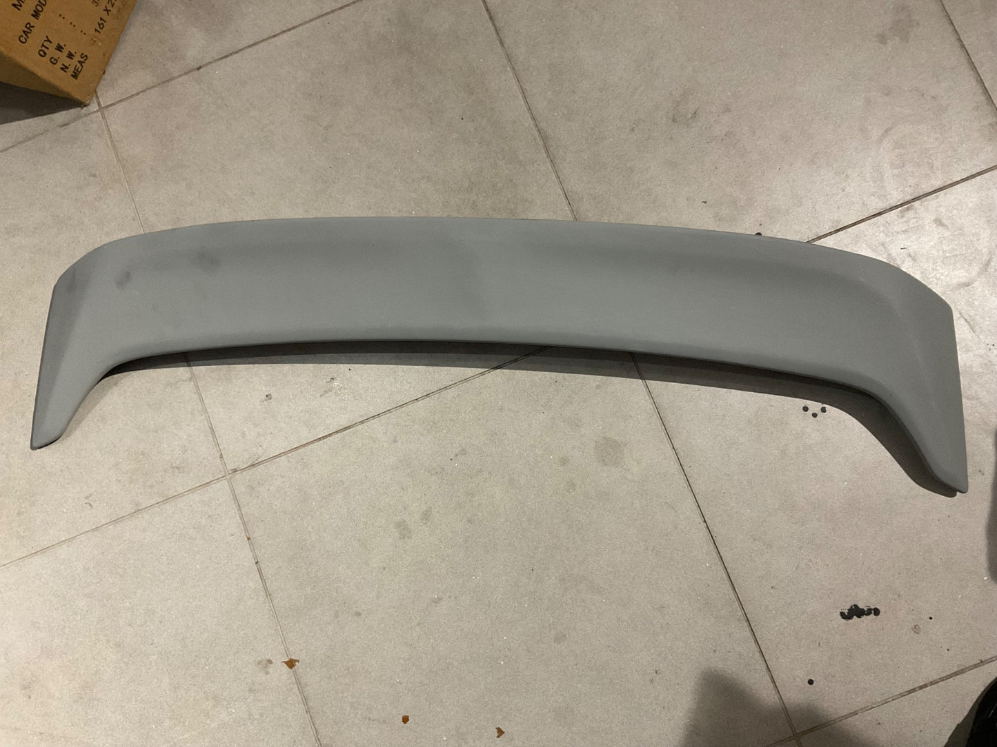 Universal fiber car roof spoiler with a sleek, aerodynamic design for enhancing car style and performance.