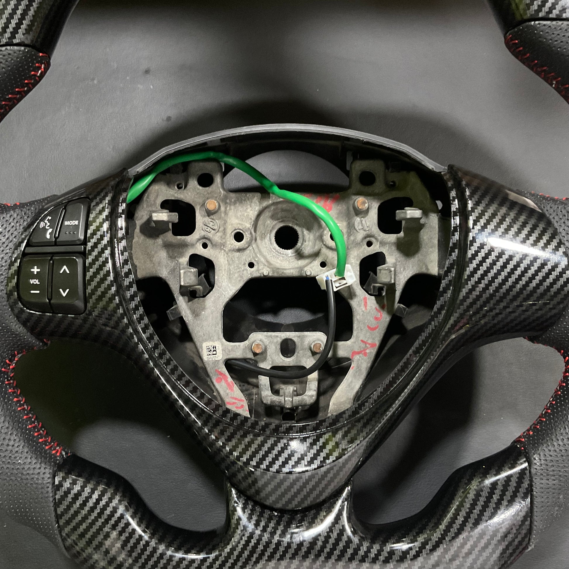 Carbon Fiber Multimedia Steering for Suzuki Alto 2014-2026 with integrated multimedia controls and a sleek, stylish finish.
