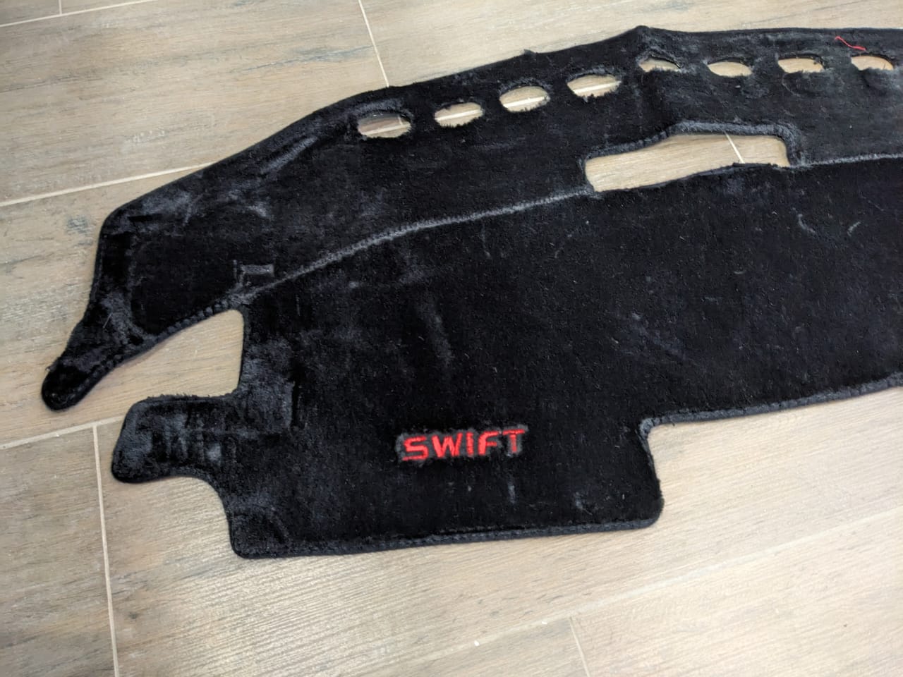 Suzuki Swift 2010-2021 Dashboard Mat – Anti-Glare, Heat-Resistant, UV Protection

